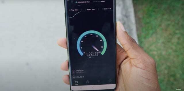 Captura de tela de Marques Brownlee no YouTube mostrando teste de velocidade 5G no smartphone