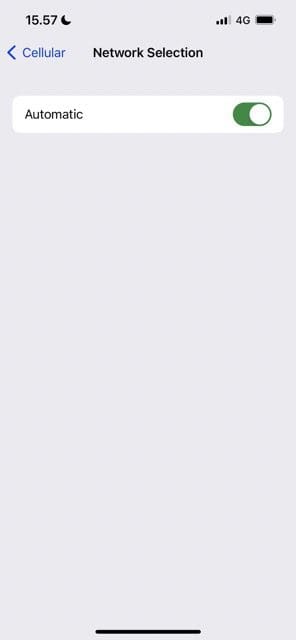 Screenshot, der zeigt, wie man in iOS automatisch ein Netzwerk auswählt und die Funktion deaktiviert