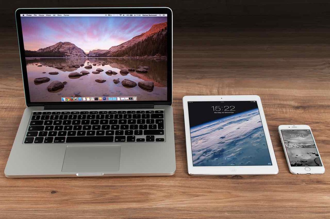 Foto eines iPhone, iPad und MacBook nebeneinander