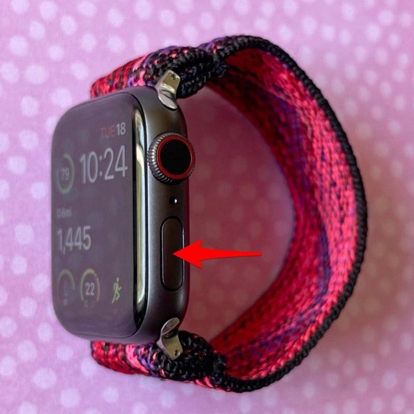 Stlačte a podržte bočné tlačidlo na hodinkách Apple Watch.