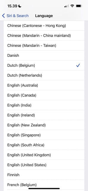 צילום מסך המציג מבחר אפשרויות שפה דרך Siri