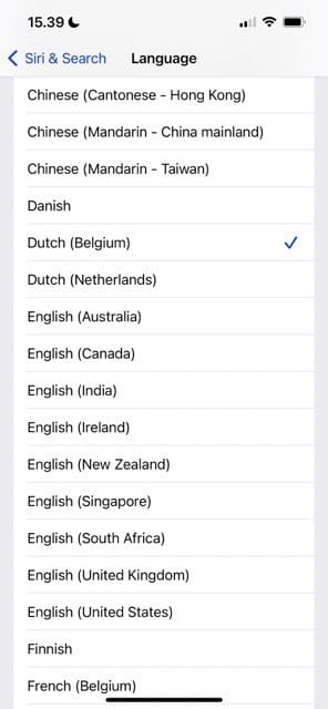 Captura de pantalla que muestra una selección de opciones de idioma a través de Siri