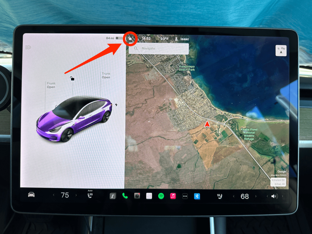 Tippen Sie auf dem Tesla-Display auf das Symbol zum Sperren und Entsperren.