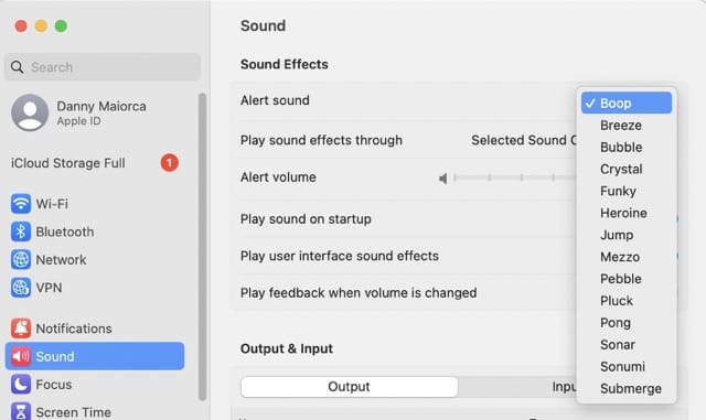 Snímek obrazovky ukazující, jak změnit zvuk z rozbalovací nabídky na Macu