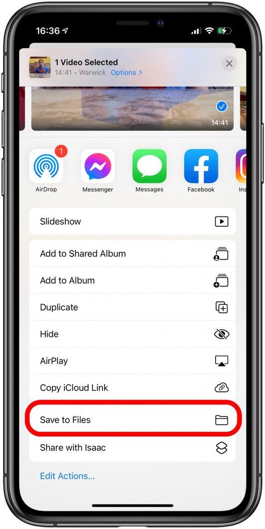 Na zdieľanom hárku pre iPhone vyberte možnosť Uložiť do súborov