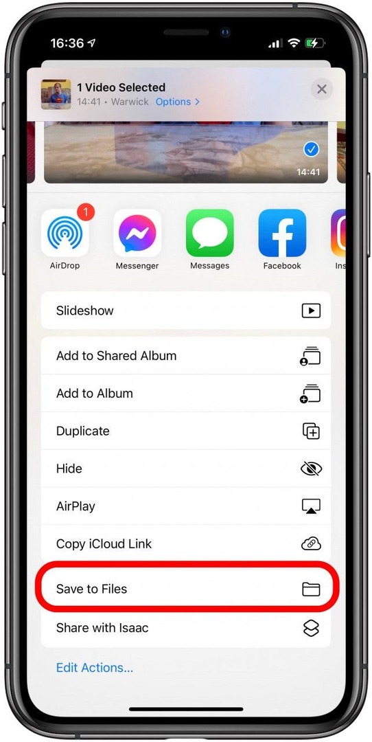 अपने iPhone शेयर शीट पर सेव टू फाइल्स चुनें