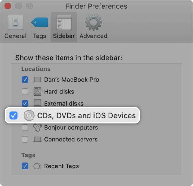 Šoninės juostos peržiūros parinktys „Finder“, rodančios CD, DVD ir „iOS“ įrenginius