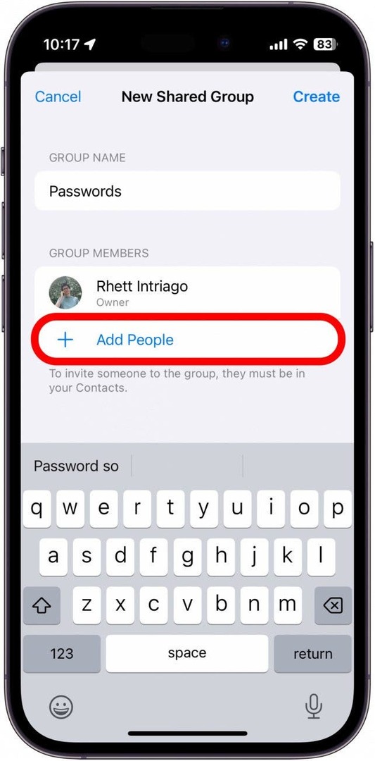iPhone पर लाल रंग में लोगों को जोड़ें बटन के साथ साझा पासवर्ड समूह बनाएं