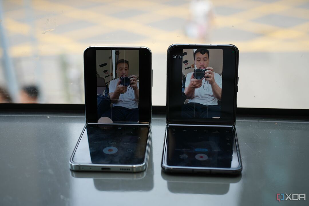 Flip 5 (ซ้าย) และ Motorola Razr+ (ขวา) ในรูปแบบโหมด Flex