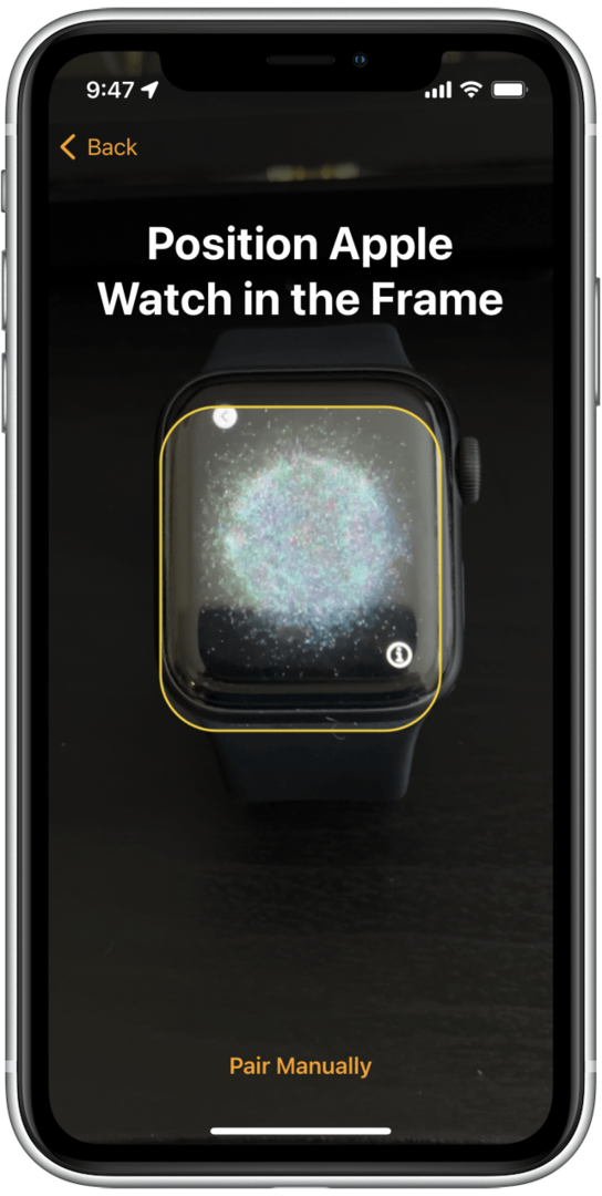 Alinea tu Apple Watch en el marco de la pantalla de tu iPhone.