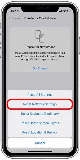„iPhone“ ekrane „Perkelkite“ arba „Reset iPhone“ nustatymus, pažymėtą „Reset Network Settings“.