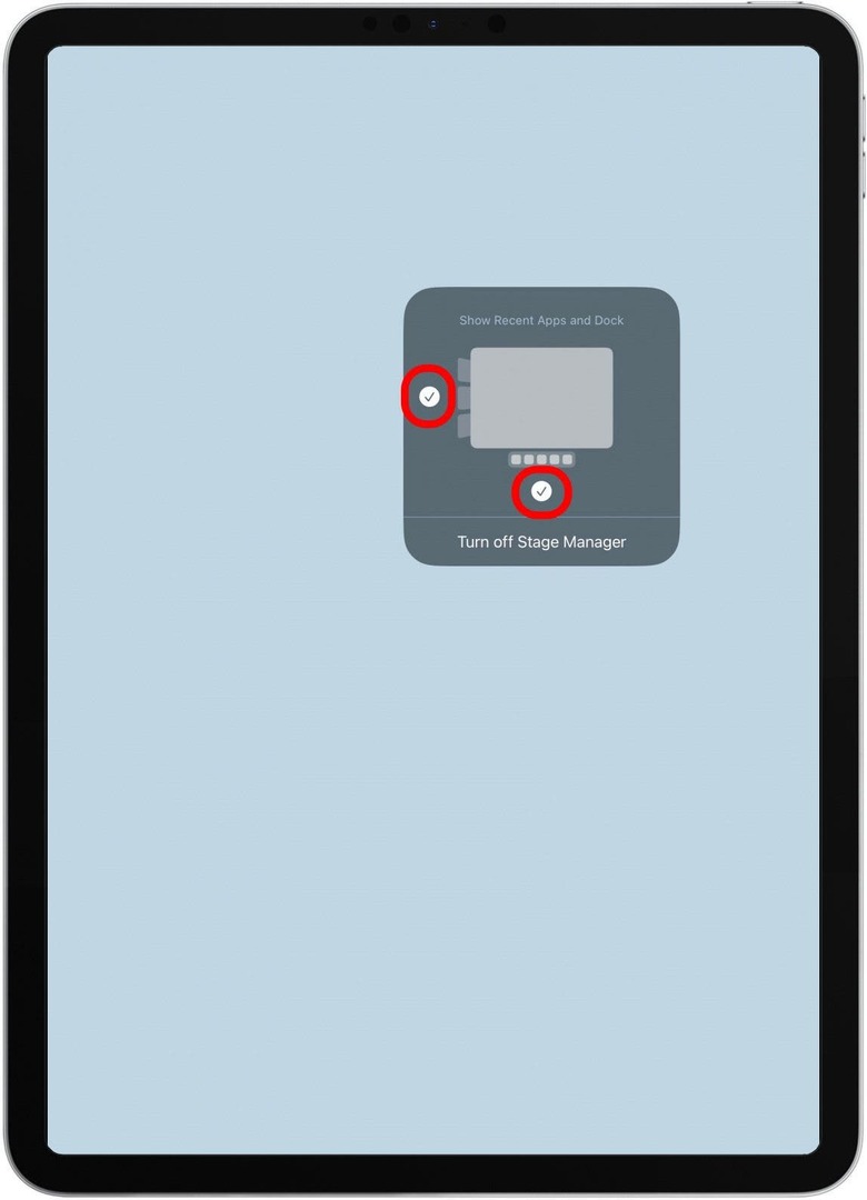 También puede cambiar la configuración de Stage Manager en el Centro de control presionando prolongadamente el ícono. Seleccione si desea ver el Dock y una barra lateral de sus aplicaciones abiertas mientras está en Stage Manager.