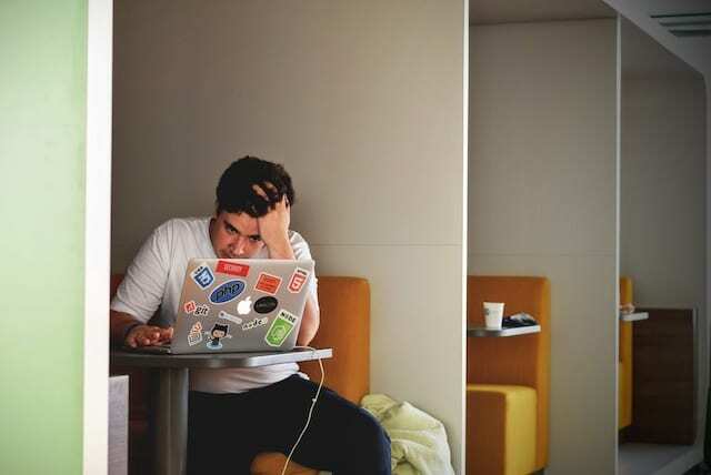 Uomo arrabbiato con il laptop