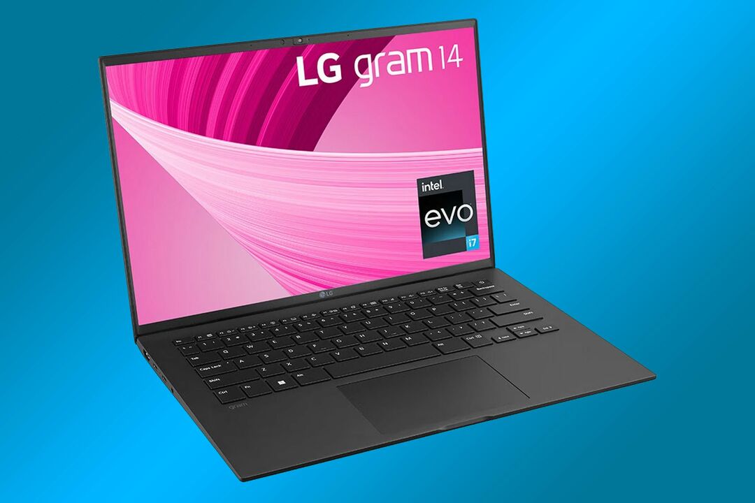 LG Gram 14 (2023) priekšējais leņķis, kas parāda tastatūru un displeju uz zila fona