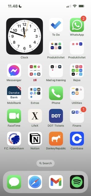 iPhone ana ekranını gösteren bir ekran görüntüsü