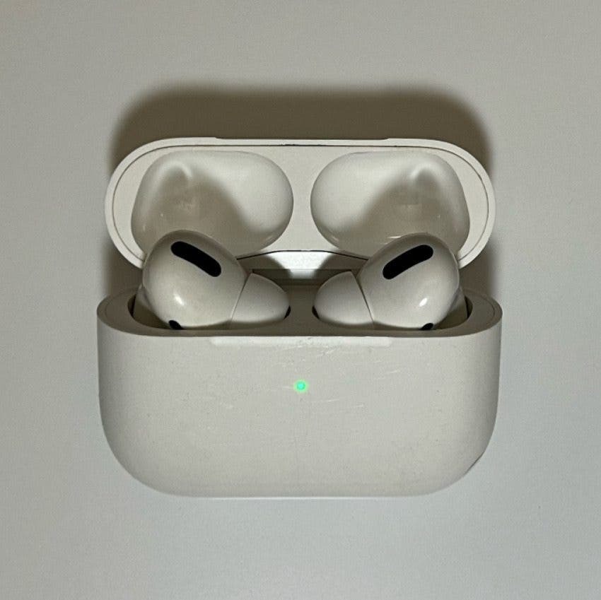 Заряджайте AirPods у футлярі на 30 секунд - залишили AirPods pro без звуку	