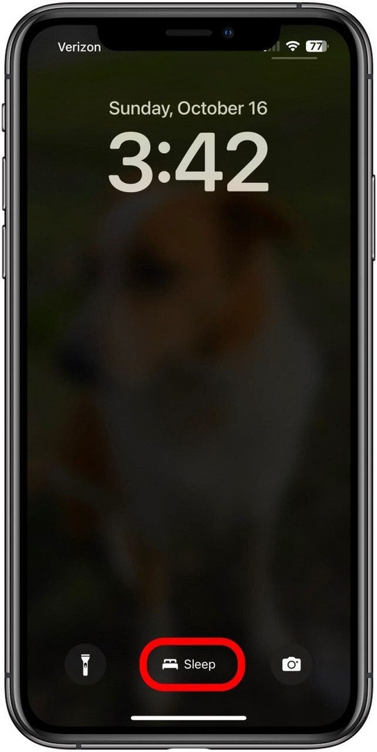 Blocca schermo mentre l'iPhone è in Sleep Focus e il nome della modalità, Sleep, è contrassegnato nella parte inferiore dello schermo.