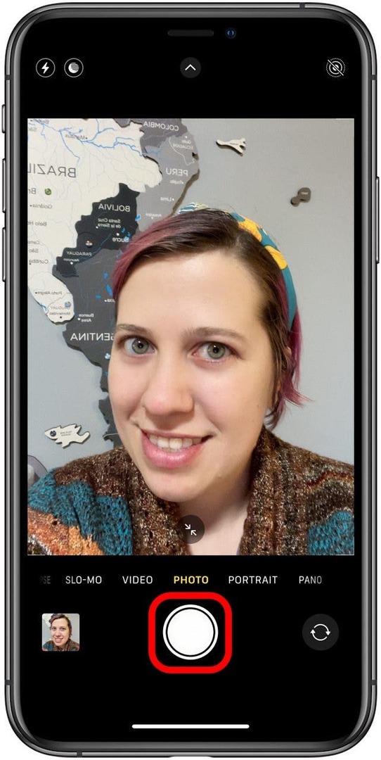Tippen Sie auf den Auslöser, um ein Selfie auf Ihrem iPhone zu machen.