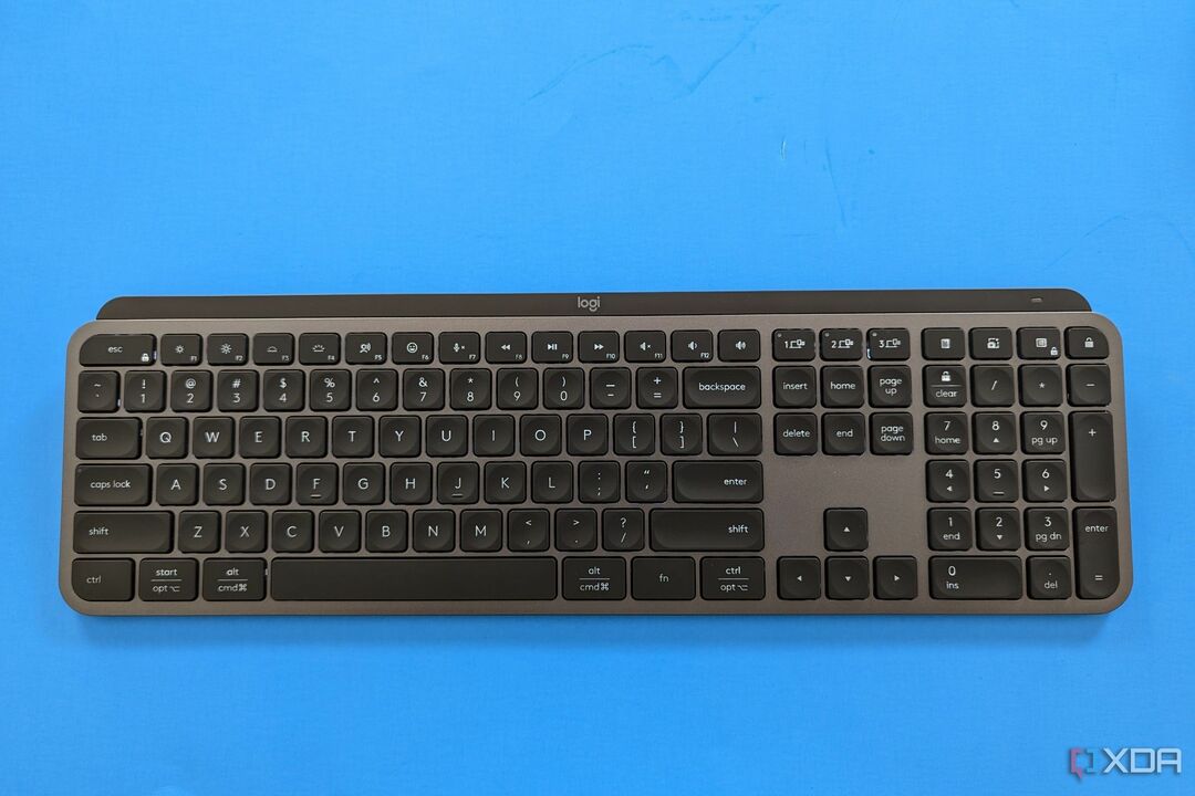 Kombo Logitech MX Keys S di atas meja