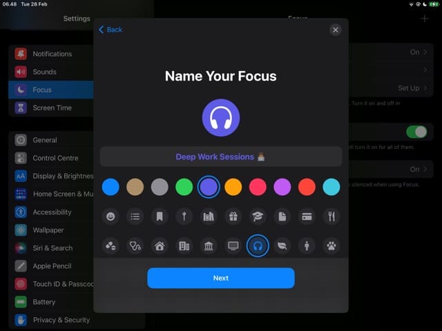 Schermafbeelding die laat zien hoe de kleuren en pictogrammen van de focusmodus van de iPad kunnen worden aangepast