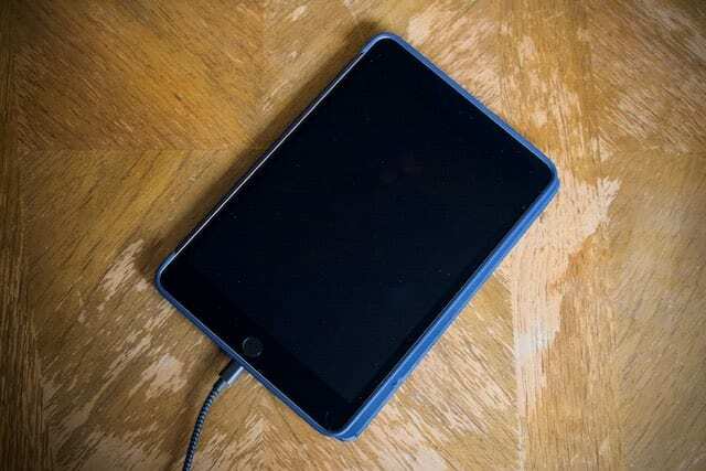 iPad подключен к зарядке с пустым экраном.