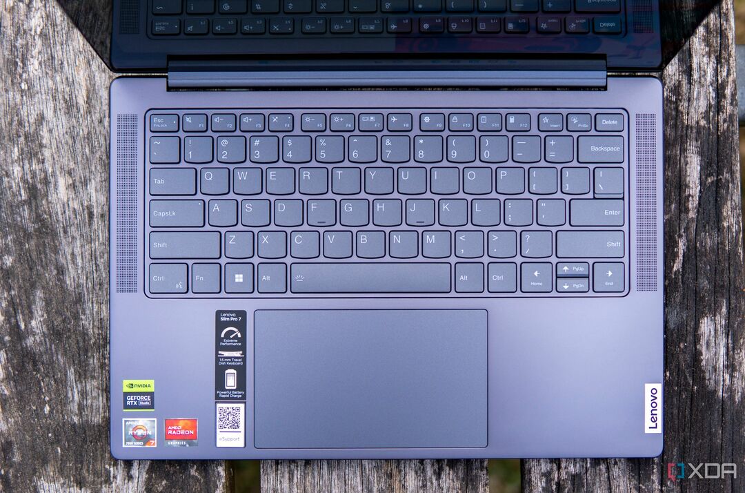 Vedere de sus a tastaturii și touchpad-ului Lenovo Slim Pro 7