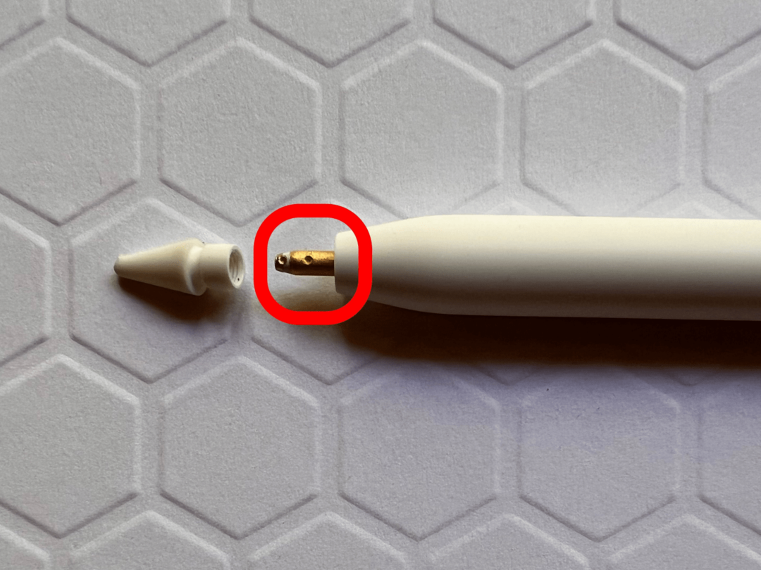 auksiniai smeigtukai apačioje - fiksuojantis obuolinis pieštukas