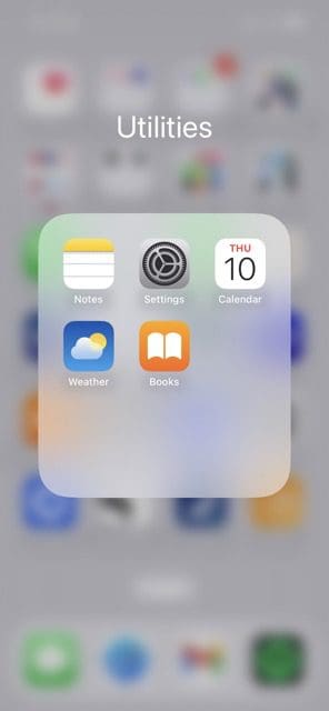 Снимок экрана, показывающий папку приложения на iPhone