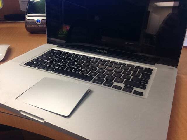 MacBook с вздутым аккумулятором, поднявшим трекпад.