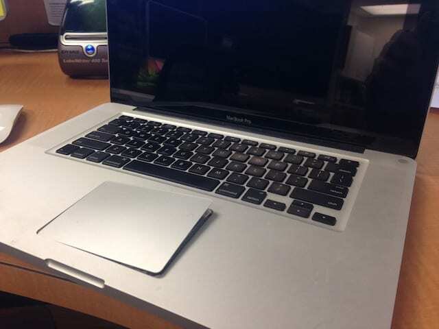 MacBook s nafúknutou batériou, ktorá zdvihla trackpad.