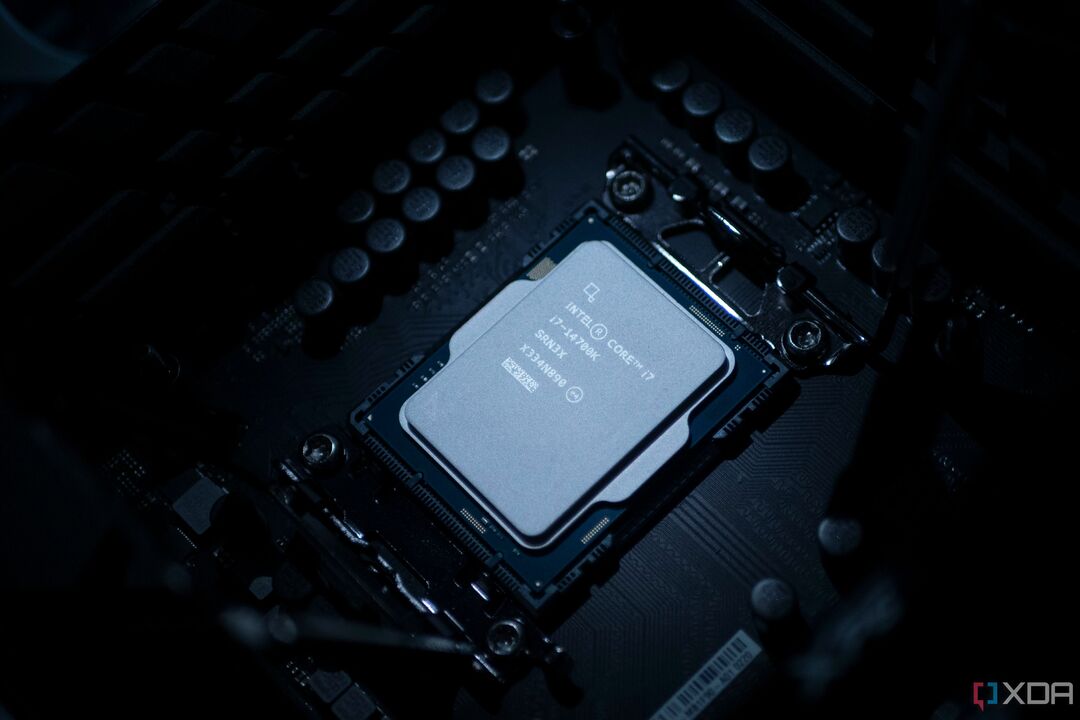 Intel Core i7-14700K dans un socket CPU de carte mère