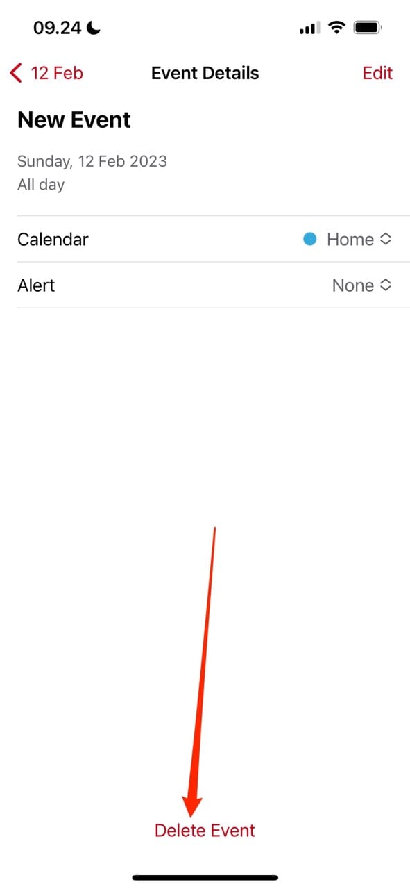لقطة شاشة توضح كيفية حذف حدث في تقويم Apple على iOS