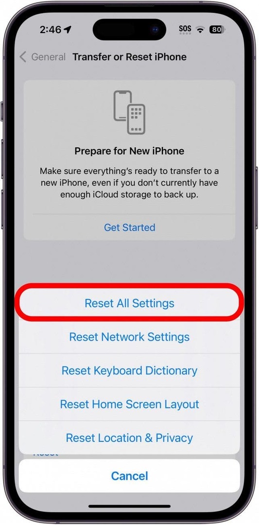 „iPhone“ nustatymo iš naujo ekranas su raudonu apskritimu pavaizduotas visų nustatymų atkūrimo mygtukas