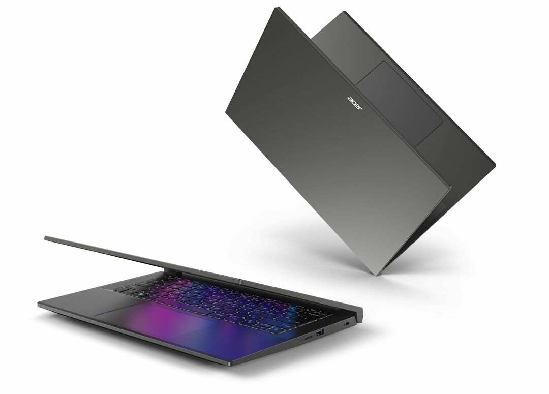 Deux ordinateurs portables Acer Swift X 14 vus sous différents angles. L’un est vu de haut en bas avec le couvercle ouvert à environ 30 degrés, l’autre est vu de haut en bas, où le couvercle et le pavé tactile sont visibles.