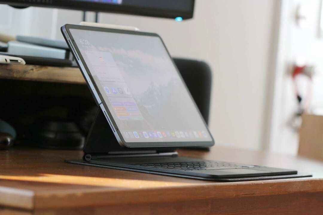 Magic Keyboard لجهاز iPad Pro من الجانب