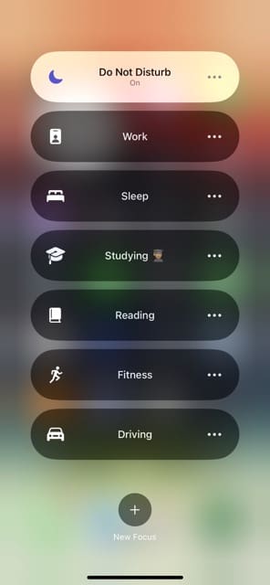 Снимок экрана, показывающий различные настройки режима фокусировки в Центре управления iPhone