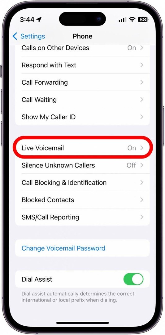실시간 음성 메일 옵션이 빨간색으로 표시된 iPhone 전화 설정