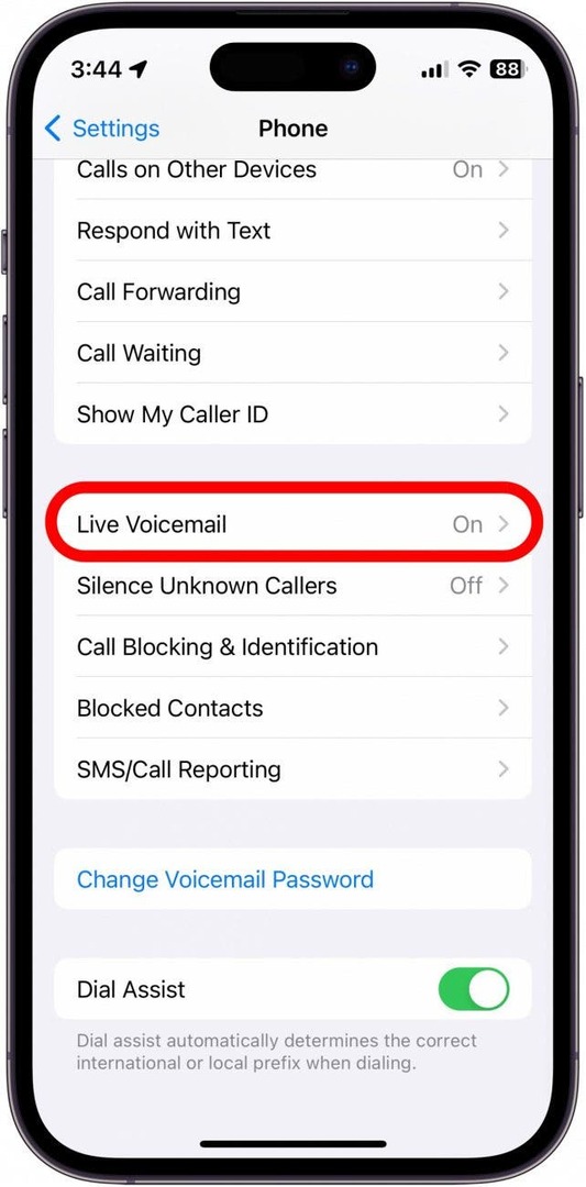 impostazioni del telefono iphone con l'opzione di posta vocale dal vivo cerchiata in rosso