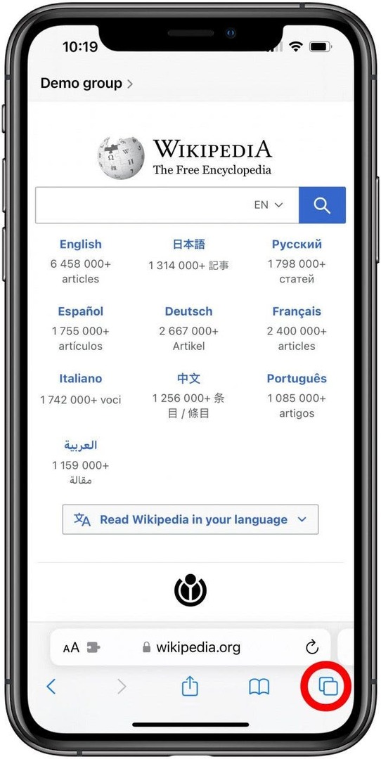 Safari مع فتح الصفحة الرئيسية لـ Wikipedia في علامة تبويب المجموعة وتم وضع علامة على زر علامات التبويب.