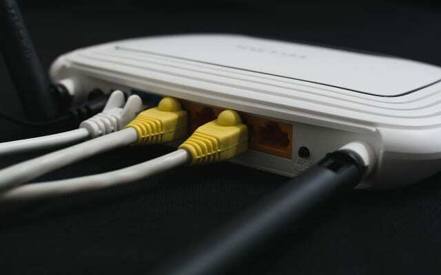 Bagian belakang router Wi-Fi dengan tombol reset