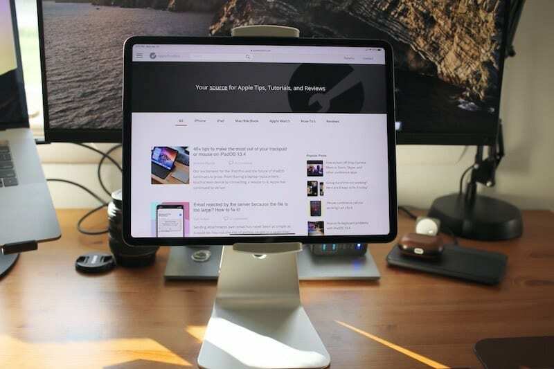 책상 위를 향하고 있는 iPad Pro