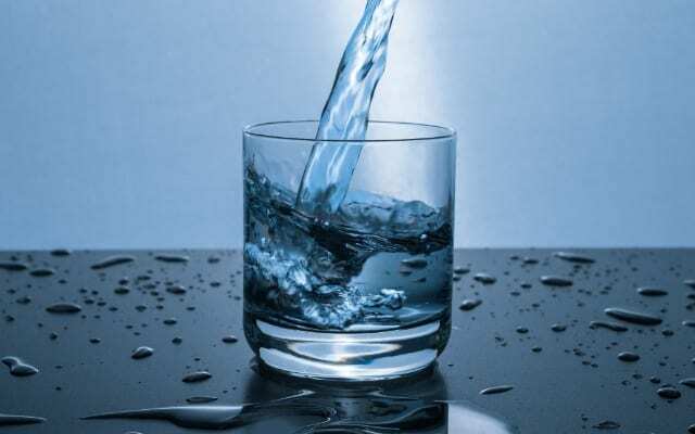 Wasser in einem Glas