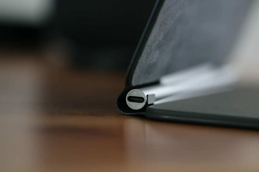 Magic Keyboard iPad Prolle USB-C-portin lähikuva