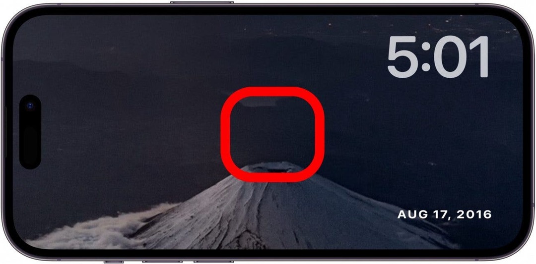 iPhone-Standby-Fotobildschirm mit rotem Kästchen in der Mitte des Bildschirms, der darauf hinweist, dass Sie den Bildschirm kurz gedrückt halten müssen