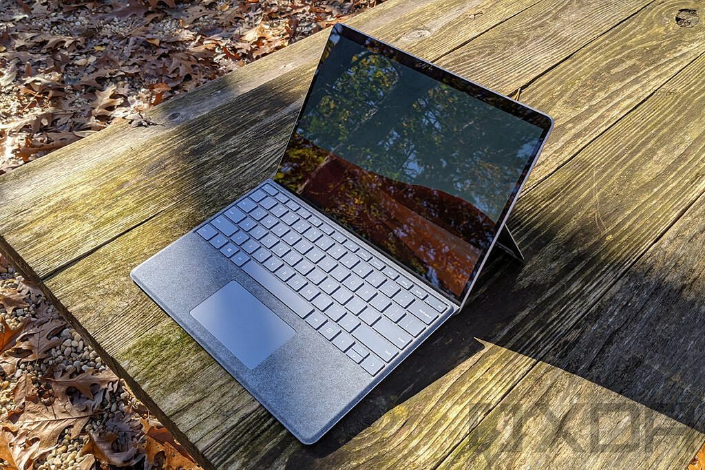 Vedere unghiulară de sus a Surface Pro X în Platinum