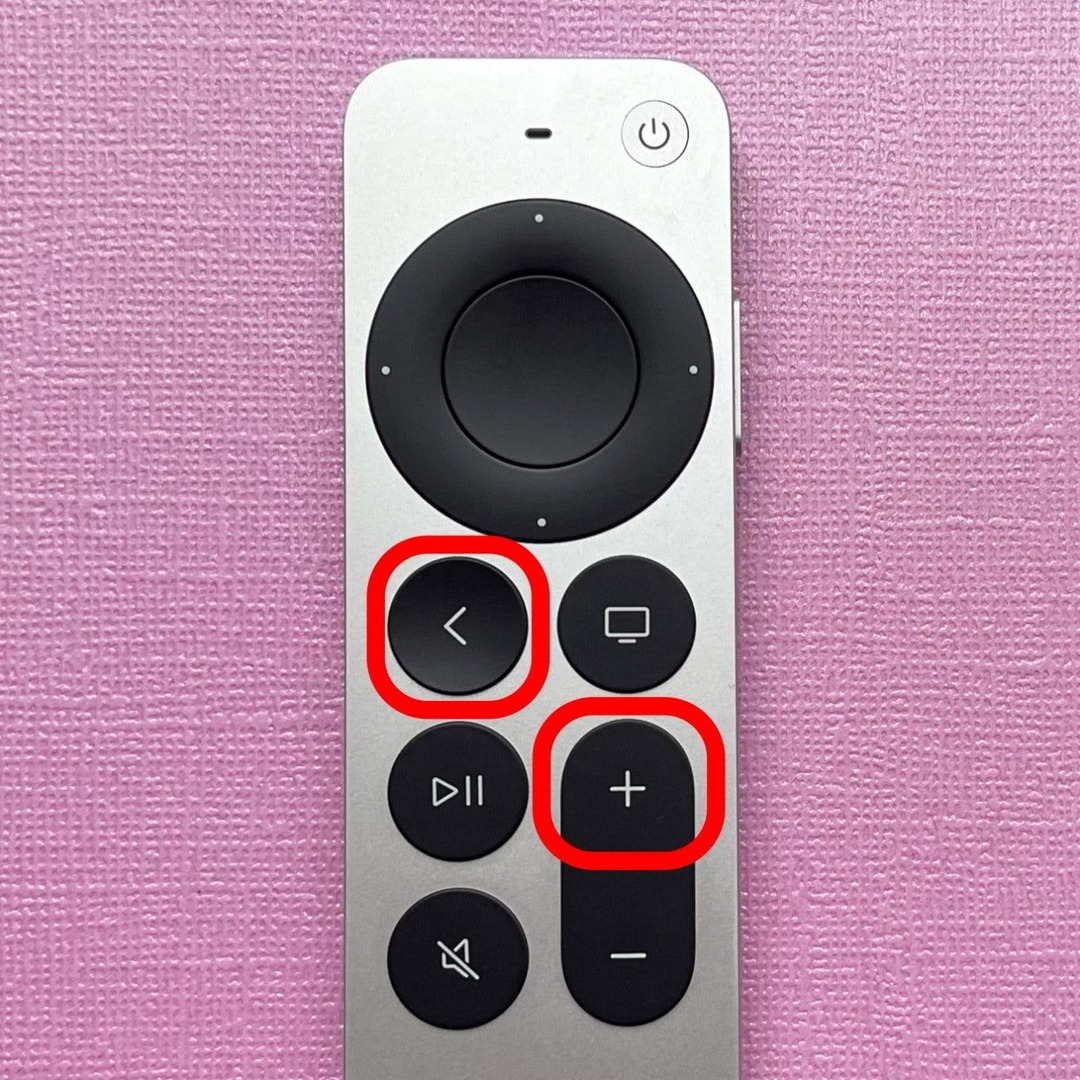 Vienu metu laikykite nuspaudę Atgal ir Garsumo didinimo mygtukus, kol Apple TV ekrane pamatysite iššokantįjį langą. 