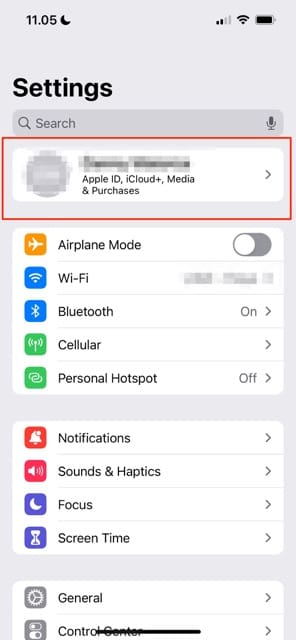 Ekrānuzņēmums, kurā parādīts, kā iOS ierīcē nokļūt Apple ID cilnē