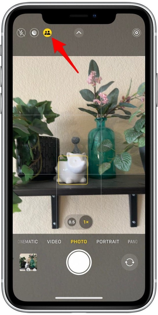 Åbn Camera-appen, og du vil se et ikon ved siden af ​​Night Mode og Flash-ikonerne øverst til venstre, der ligner to personer.