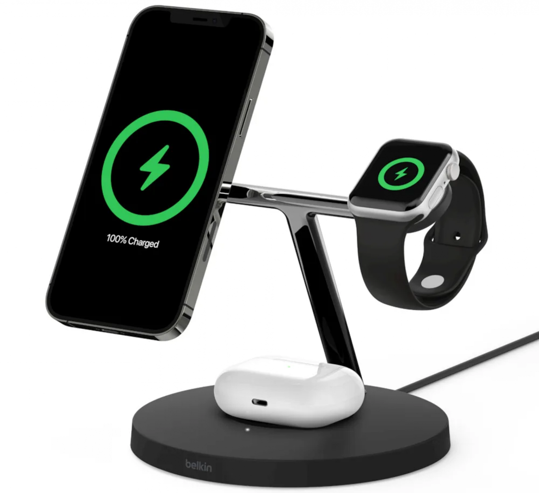 MagSafe가 포함된 Belkin BOOSTCHARGE PRO 3-in-1 무선 충전기의 iPhone, Apple Watch 및 AirPods 케이스.