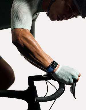 Apple Watch på en cyklists svettiga arm